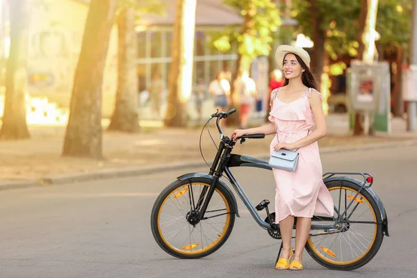 Piękna młoda kobieta z rowerem na zewnątrz — Zdjęcie stockowe