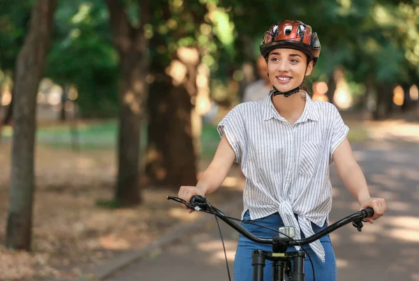 Młoda kobieta jeździ rowerem na zewnątrz — Zdjęcie stockowe