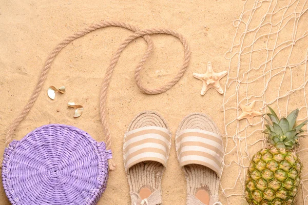 Composición con accesorios de playa sobre arena — Foto de Stock