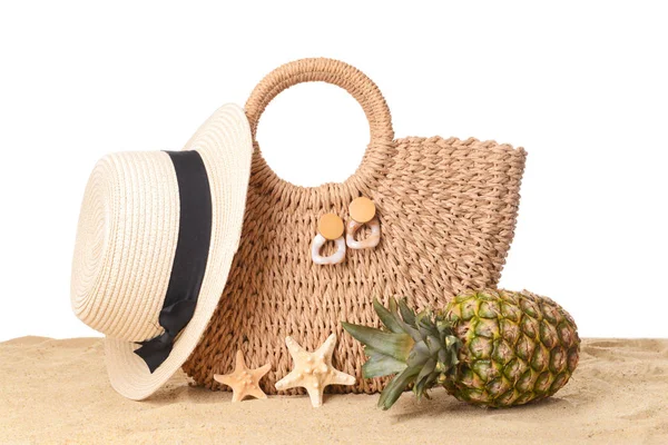 Bolso de playa y accesorios sobre arena sobre fondo blanco — Foto de Stock