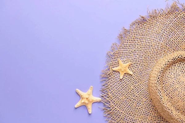 Beach hat and starfish on color background — Stock Photo, Image