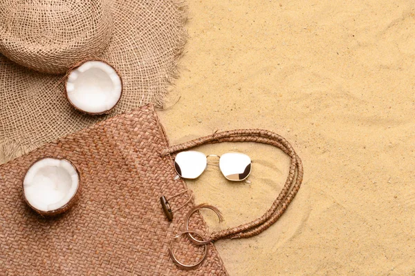 Composición con accesorios de playa sobre arena — Foto de Stock
