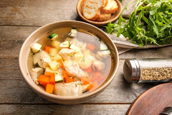 Cuenco de sabrosa sopa en la mesa de madera — Foto de Stock