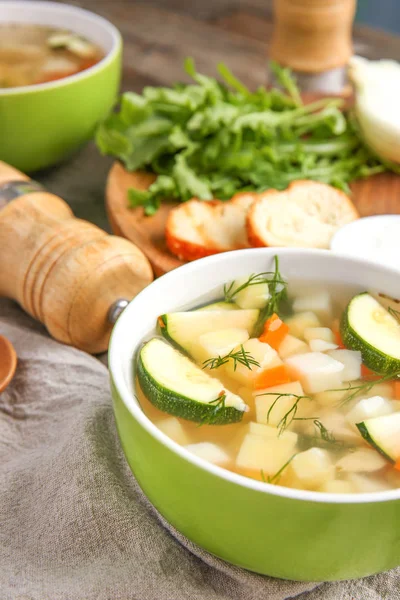 Cuenco de sabrosa sopa en la mesa — Foto de Stock