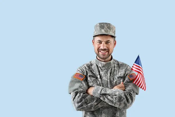 Soldat avec drapeau national des États-Unis sur fond de couleur — Photo