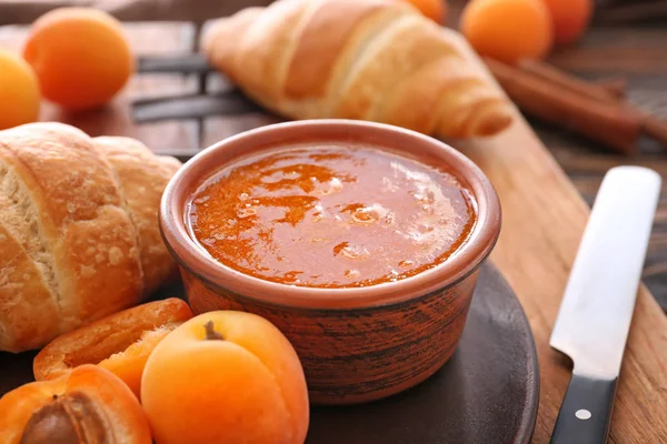 Masada lezzetli kayısı reçeli kase, closeup