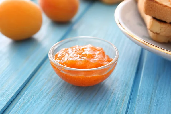 Bowl of tasty apricot jam on table — Stock Photo, Image