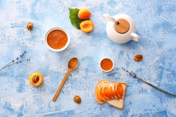 Chutné meruňkové marmelády na barevném pozadí — Stock fotografie