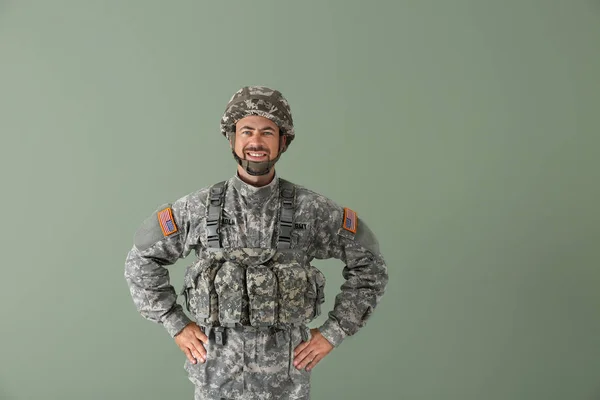 Soldado en camuflaje sobre fondo de color — Foto de Stock