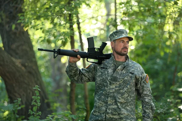 Ormanda saldırı tüfeği ile Asker — Stok fotoğraf