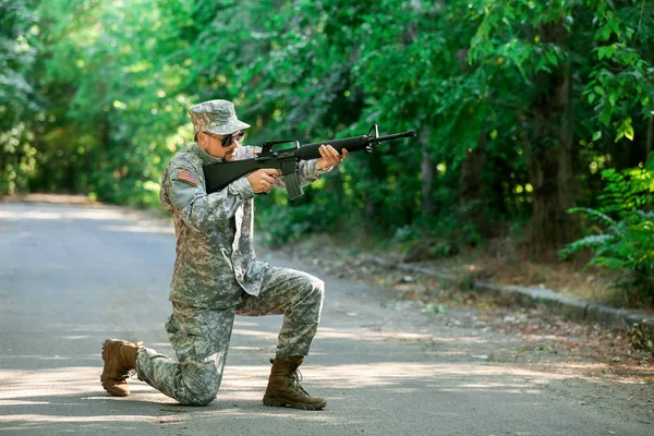 Soldado en camuflaje apuntando al aire libre — Foto de Stock