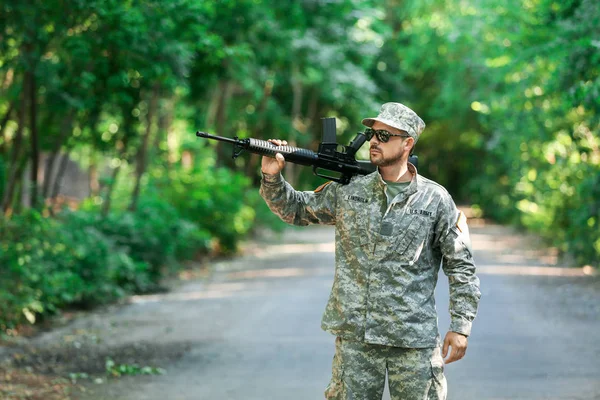Soldier with assault rifle outdoors — Stock Photo, Image