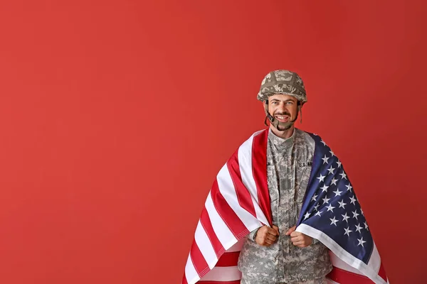 Soldier with national flag of USA on color background — Stock Photo, Image