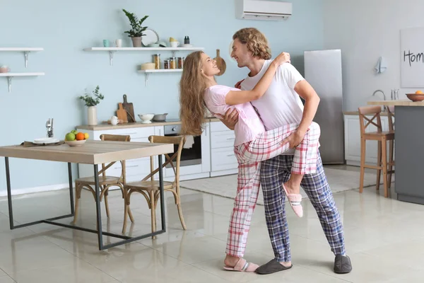 Un cuplu tânăr fericit dansând în bucătărie — Fotografie, imagine de stoc