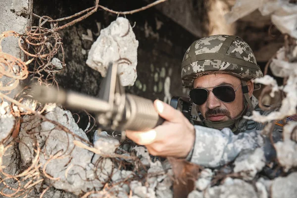 Soldado en camuflaje apuntando en emboscada al aire libre — Foto de Stock