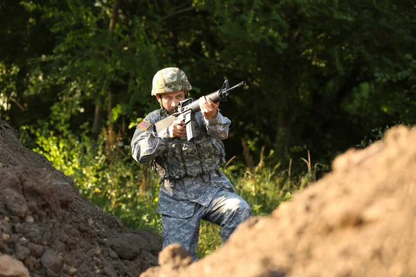 Soldado en camuflaje apuntando al aire libre — Foto de Stock