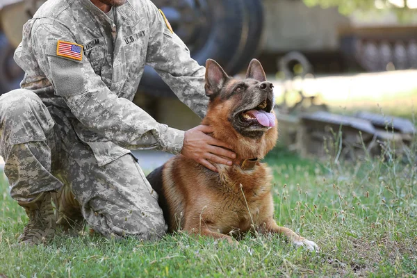 Στρατιώτης με στρατιωτικό σκυλί εργασίας σε εξωτερικούς χώρους — Φωτογραφία Αρχείου