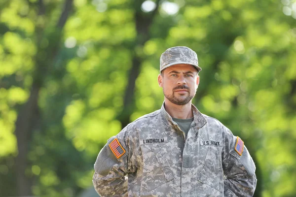 Чоловічий солдат у камуфляжі на відкритому повітрі — стокове фото