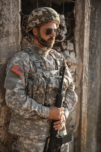 Manlig soldat i bakhåll utomhus — Stockfoto