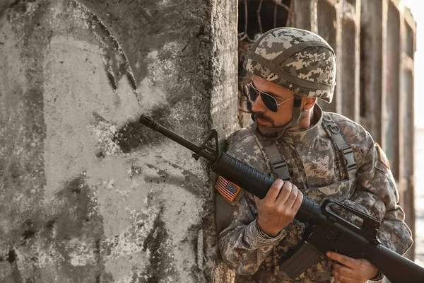 Hombre soldado en emboscada al aire libre — Foto de Stock