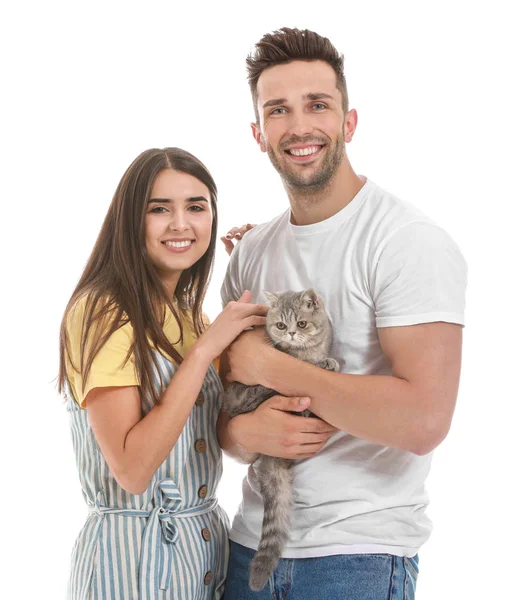 Feliz pareja con lindo gato sobre fondo blanco — Foto de Stock
