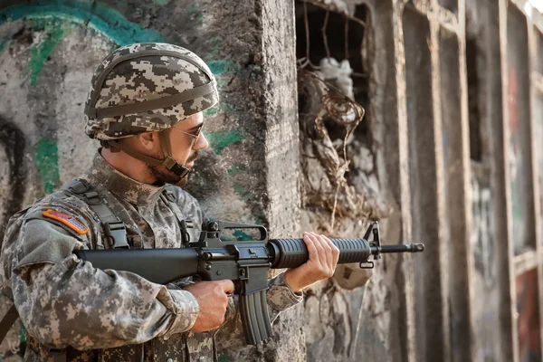 Soldato in camuffamento prendendo di mira in agguato all'aperto — Foto Stock