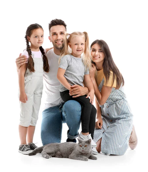 Família feliz com gato bonito no fundo branco — Fotografia de Stock