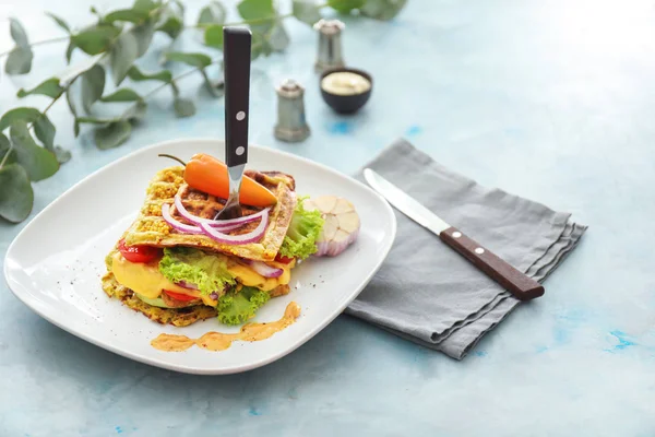 Tallrik med välsmakande squash våfflor på bordet — Stockfoto