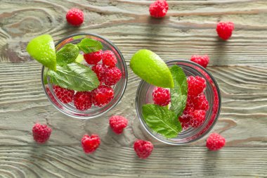 Ahşap masa üzerinde ahududu limonata Bardak