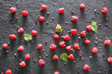 Koyu arka plan üzerinde çikolata ile Taze ahududu