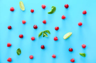 Renk arka planda kireç ve nane ile taze çilek