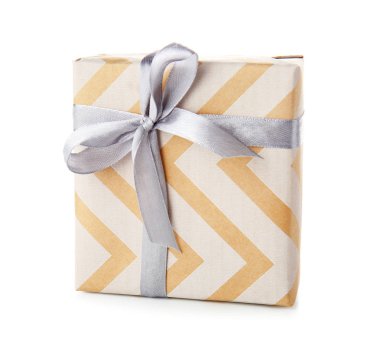 Beyaz arka planda güzel bir hediye kutusu