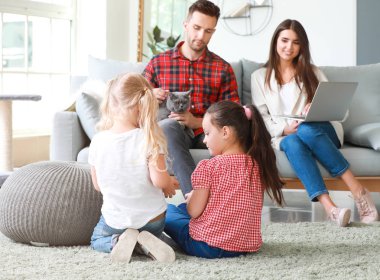 mutlu bir aile evde istirahat