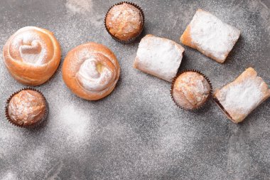 Grunge arka planda lezzetli hamur işleri