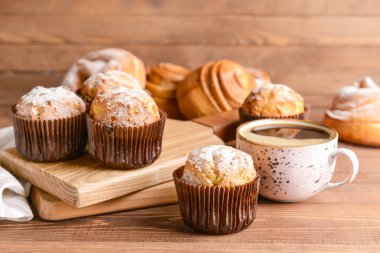 Ahşap masada kahve fincanı ile lezzetli kekler