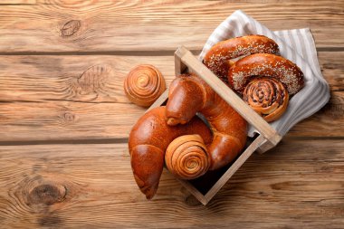 Ahşap arka planda lezzetli hamur işleri ile Sepet