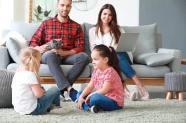 mutlu bir aile evde istirahat