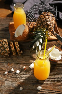 Ahşap masa üzerinde taze ananas suyu ile Kompozisyon