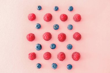 Renk arka planda tatlı olgun ahududu ve böğürtlen