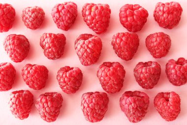 Renk arka planda tatlı olgun ahududu