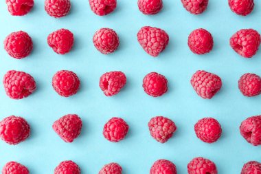 Renk arka planda tatlı olgun ahududu