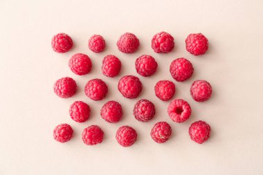 Hafif arka planda tatlı olgun ahududu