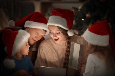 Mutlu aile akşam Noel hediyeleri açılış