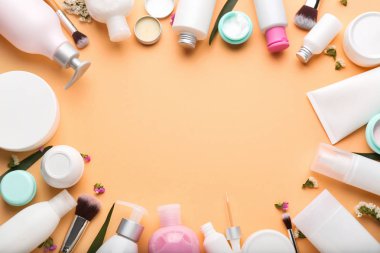 Renkli arka planda kozmetik ürünlerden yapılmış çerçeve