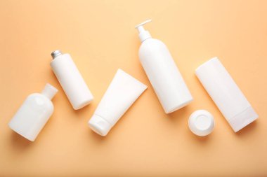 Renk arkaplan üzerinde kozmetik ürünler kümesi