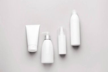 set üzerinde açık renkli kozmetik ürünleri