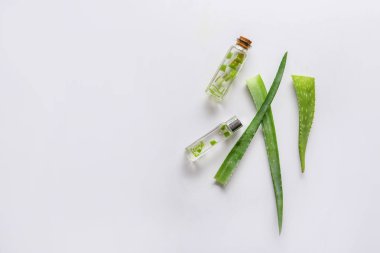 Beyaz arka plan üzerinde uçucu yağ ile Taze aloe yaprakları
