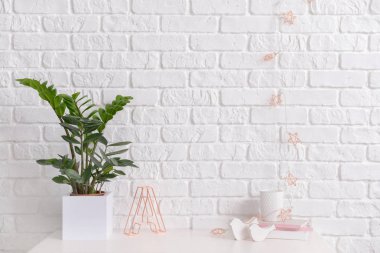 Beyaz duvarın yanında şık bir çalışma odası