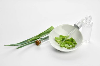 Beyaz arka plan üzerinde uçucu yağ ile Taze aloe