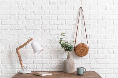 Beyaz duvarın yanında şık bir çalışma odası